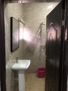Un baño de Fully furnished Single room shortlet apartment