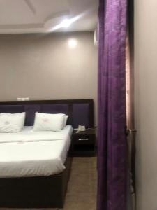 Una cama o camas en una habitación de Fully furnished Single room shortlet apartment