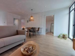 オウレンセにあるM2 Disfruta de Ourense en esta acogedora casaのソファとテーブルのあるリビングルーム