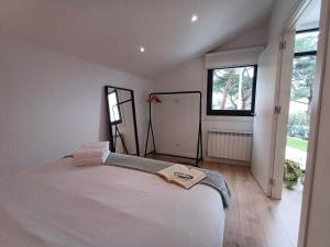 オウレンセにあるM2 Disfruta de Ourense en esta acogedora casaの大きな白いベッドと窓のある寝室