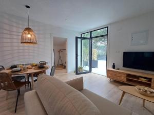 オウレンセにあるM2 Disfruta de Ourense en esta acogedora casaのソファ、テレビ、テーブルのあるリビングルーム