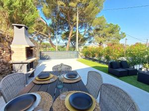 オウレンセにあるM2 Disfruta de Ourense en esta acogedora casaの木製テーブル(椅子付)、パティオ(暖炉付)