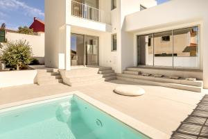 una villa con piscina e una casa di Ericeira Modern & Bright with Pool by Homing a Barril