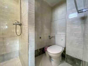 Un baño con inodoro y ducha en Ocean Vibes Sea View and Fast Wi-Fi, en Tánger
