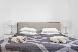 En eller flere senge i et værelse på Stylish Sunny Sea-View Apartment in Central Peyia