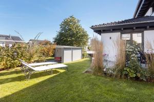 un giardino con una panchina nell'erba di Casa Verde - Moos a Moos