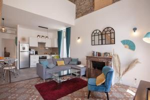 un salon avec un canapé et une table dans l'établissement Villa Sandrine, à Calvi