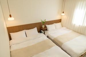 Postel nebo postele na pokoji v ubytování Special Offer,3 minutes to Airport Bus, 3 Bedrooms, 4 Beds, Accommodates up to 7 Guests, Near Hongje Waterfall