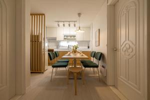 Kuchyň nebo kuchyňský kout v ubytování Special Offer,3 minutes to Airport Bus, 3 Bedrooms, 4 Beds, Accommodates up to 7 Guests, Near Hongje Waterfall