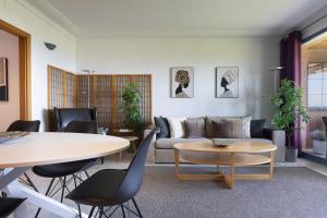 Una sala de estar con un sofá, una mesa y sillas. en Lets Holidays Apartment Sea Views in Barcelona, en Barcelona