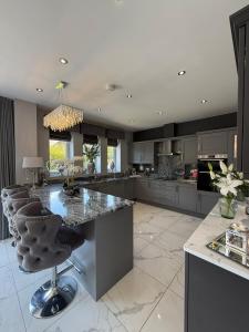 una gran cocina con una gran isla con barra en Luxury Wynyard Home, en Grindon