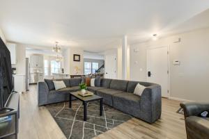 Χώρος καθιστικού στο Modern 6BR Home in Briargate - Pet Friendly