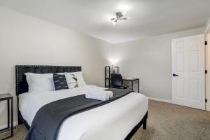 Ένα ή περισσότερα κρεβάτια σε δωμάτιο στο Modern 6BR Home in Briargate - Pet Friendly