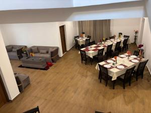 - une salle à manger avec des tables et des chaises dans l'établissement Collingwood Queen - Boutique Hotel, à Nuwara Eliya 18 autres photos