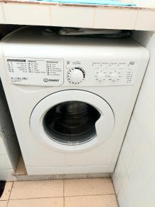 una lavatrice bianca seduta in bagno di Apt -centre-ville a Nador