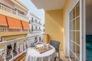 una mesa en el balcón de un edificio en Casa Volcán y Mar 1 Derecha, en Playa de San Juan