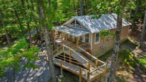 una vista aérea de una pequeña casa en el bosque en Coyote Cabin at Woodland Retreat at DeSoto beside DeSoto State Park, en Fort Payne