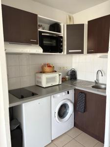 Η κουζίνα ή μικρή κουζίνα στο Appartement T2 climatisé