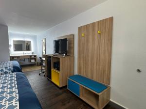 TV a/nebo společenská místnost v ubytování Travelodge by Wyndham Gainesville
