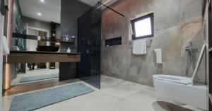 ein Badezimmer mit Badewanne, Toilette und Waschbecken in der Unterkunft Respiro Villas in Târgu Neamţ + 28 Fotos