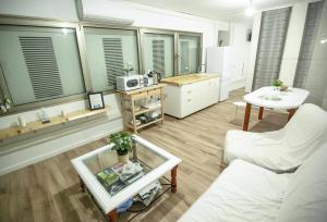 un salon avec un canapé et une table dans l'établissement aridane loft, à Los Llanos de Aridane