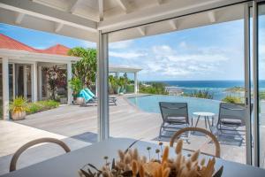 MarigotにあるVilla - AMOR - Villa de rêve 2 chambresの海の見える家