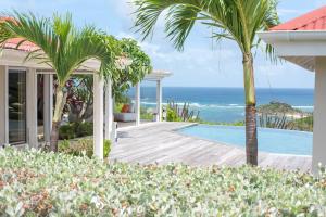 MarigotにあるVilla - AMOR - Villa de rêve 2 chambresの海の景色を望むヴィラ