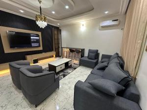 アブジャにあるLa Paz Palacio Homes & Apartments, Airport Road Lugbeのソファ2つとテレビのあるリビングルーム