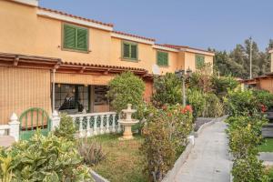 una casa con jardín y una fuente en el patio en Bungalow Parrales 2, en Maspalomas