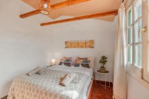 une chambre avec un lit et une fenêtre dans l'établissement Bungalow Géminis, à Maspalomas 21 autres photos