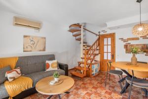 una sala de estar con un sofá y una mesa en Bungalow Parrales 2, en Maspalomas