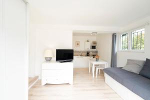 a white living room with a couch and a desk at Chambre indépendante, tout à pied in Ciboure +12 photos