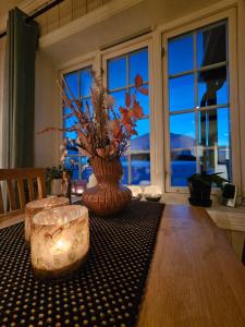 尤坎Leilighet Gaustablikk的桌子上方有花瓶的桌子