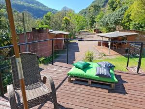 a bed sitting on top of a wooden deck at Cabanas V13, segundo maior viaduto do mundo! Sem ar in Vespasiano Corrêa