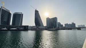 een uitzicht op een stad met een rivier en gebouwen bij Modern Studio in Al Maryah Vista in Abu Dhabi