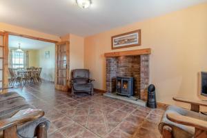 TV a/nebo společenská místnost v ubytování 4 Bed in Rossnowlagh oc-ii06781