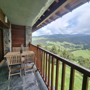 a balcony with a table and chairs and a view at Apartamento en La Molina cerca de Pistas in La Molina