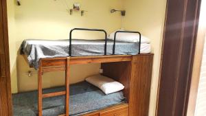 a bunk bed in a small room with at Apartamento en La Molina cerca de Pistas in La Molina