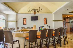 a dining room with a large table and chairs at ENNA INN IXTAPA HABITACIóN VISTA AL MAR in Ixtapa
