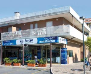 a building with a balcony on top of it at Appartamenti La Quercia in Bibione