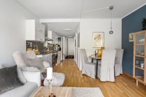 un salon avec un canapé et une table dans l'établissement Costal Penthouse by Paramount, à Tromsø