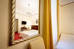 Voodi või voodid majutusasutuse Hotel Viktoria Schönbrunn toas +37 fotot