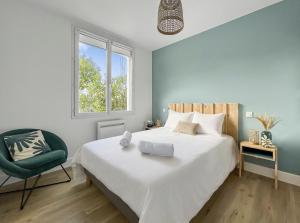 ラゴールにあるJardin & terrasse privés, à 10 min de La Rochelleの大きな白いベッドと椅子のある寝室