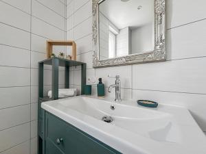 ラゴールにあるJardin & terrasse privés, à 10 min de La Rochelleの白い洗面台と鏡のあるバスルーム +35枚の写真