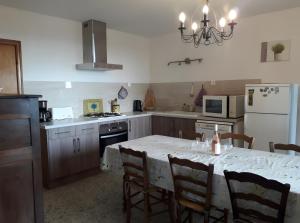 Η κουζίνα ή μικρή κουζίνα στο Gîte La Motette Drôme Provençale