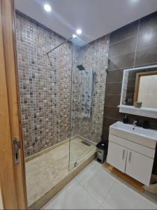 Ένα μπάνιο στο Appartement bien meublé