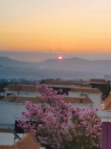 Solopgangen eller solnedgangen set fra lejligheden
