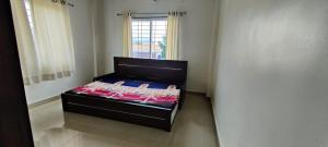 Ένα ή περισσότερα κρεβάτια σε δωμάτιο στο Hillside Penthouse with Panoramic Views