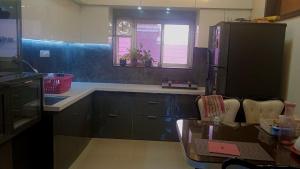 Η κουζίνα ή μικρή κουζίνα στο Hillside Penthouse with Panoramic Views +9 φωτογραφίες