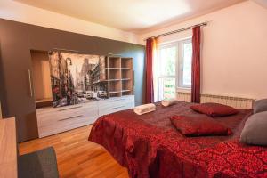 Un dormitorio con una cama con una manta roja y una ventana. en ZenVista Chalet Apart, en Brasov 12 fotos más